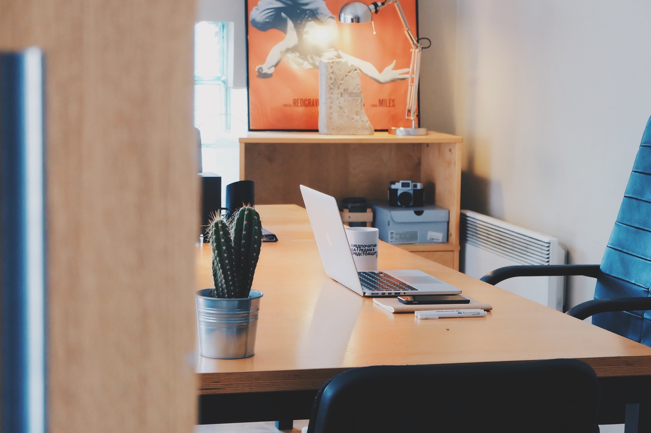 laptop-desk-computer-work-table-open-722218-pxhere-com.jpg